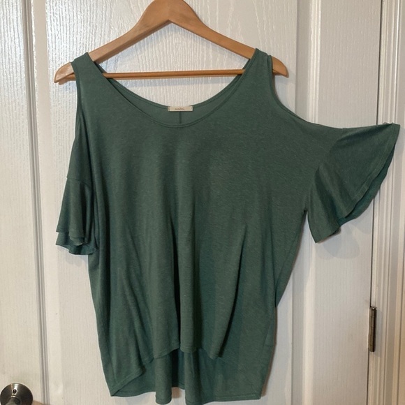 Maitai Sz M Cold shoulder Hilow hem top fits larger - Picture 1 of 5